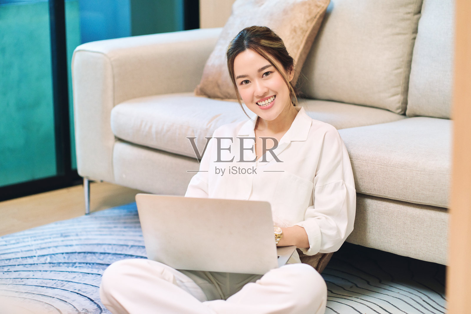 吸引人的年轻亚洲女性坐着使用笔记本电脑照片摄影图片