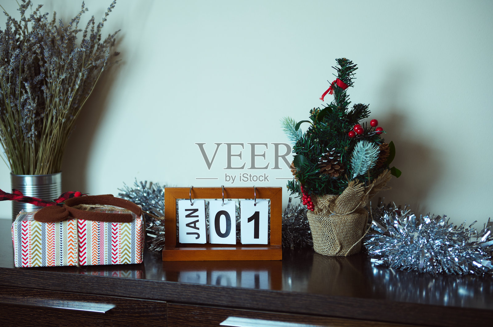温馨的新年布置，配有装饰和日历照片摄影图片