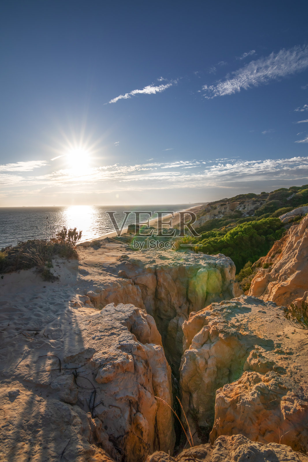 西班牙韦尔瓦省马萨贡的日落悬崖和海滩照片摄影图片