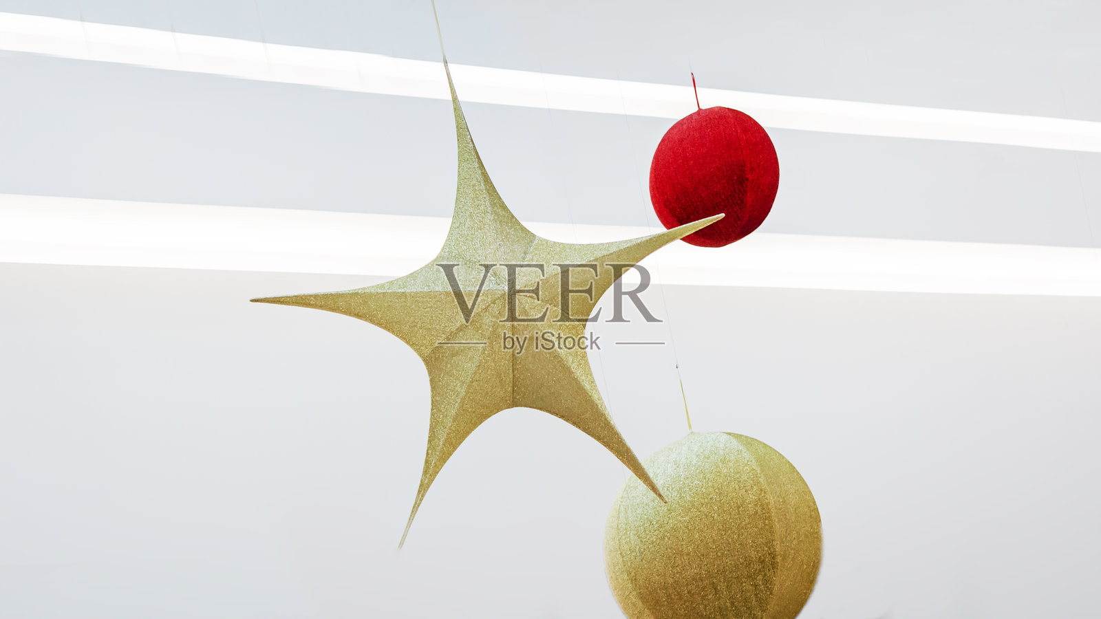 一组闪亮的圣诞装饰，包括星星和球体，衬托在白色背景上照片摄影图片