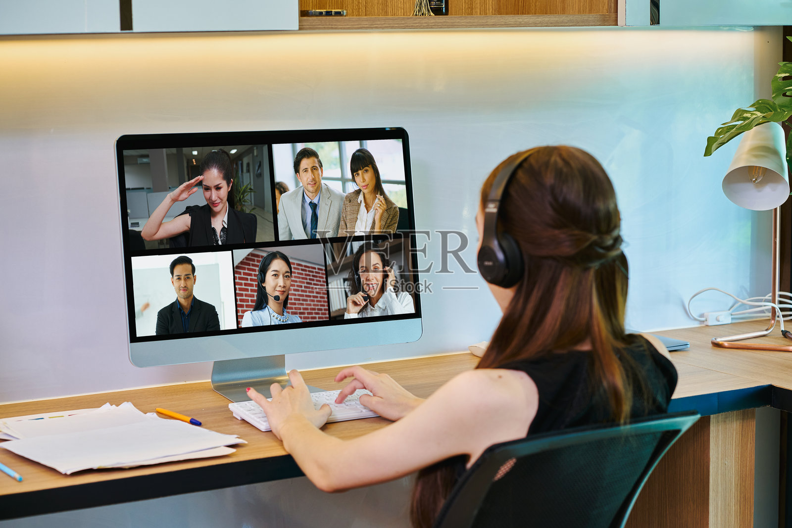 女商人与团队成员在会议上使用电脑工作照片摄影图片