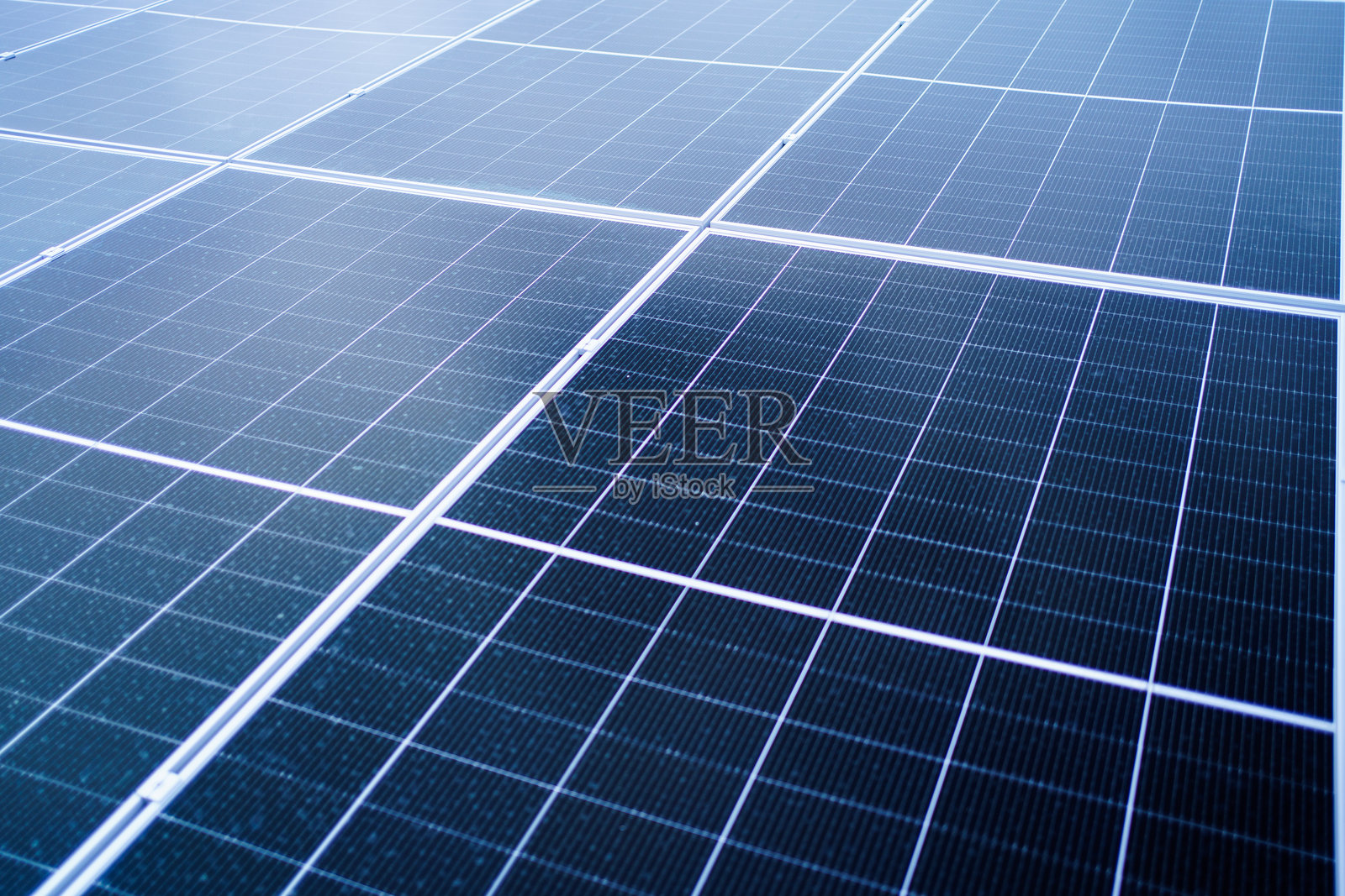 屋顶上的太阳能电池板细节。照片摄影图片