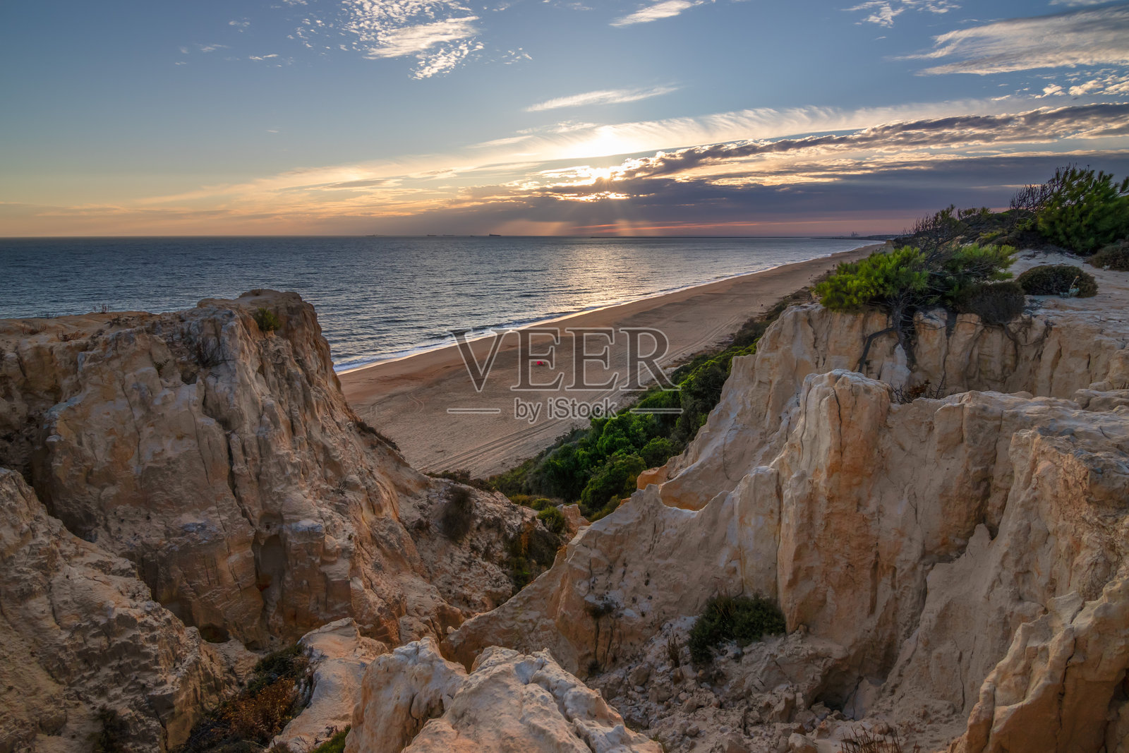 西班牙韦尔瓦省马萨贡的日落悬崖和海滩照片摄影图片