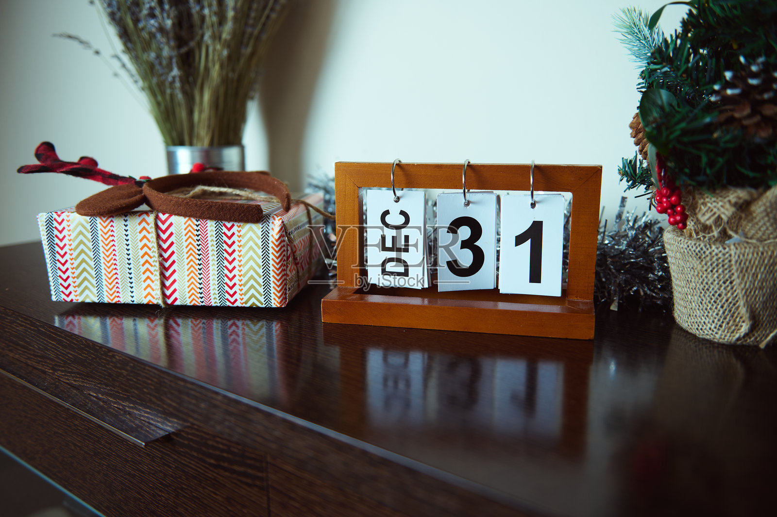 展示12月31日的木质桌面日历，配有节日装饰和礼品盒照片摄影图片