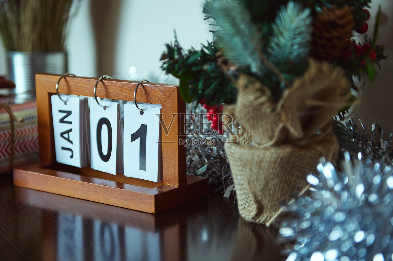 展示一月一日的木质桌面日历，周围环绕着节日装饰照片摄影图片