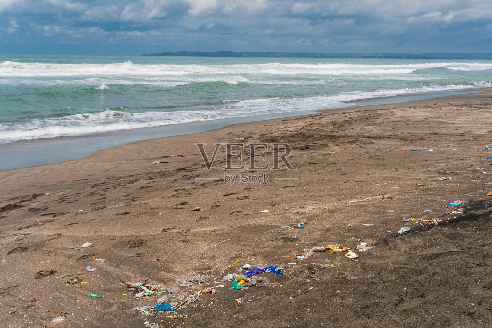 沙滩上散落的垃圾照片摄影图片