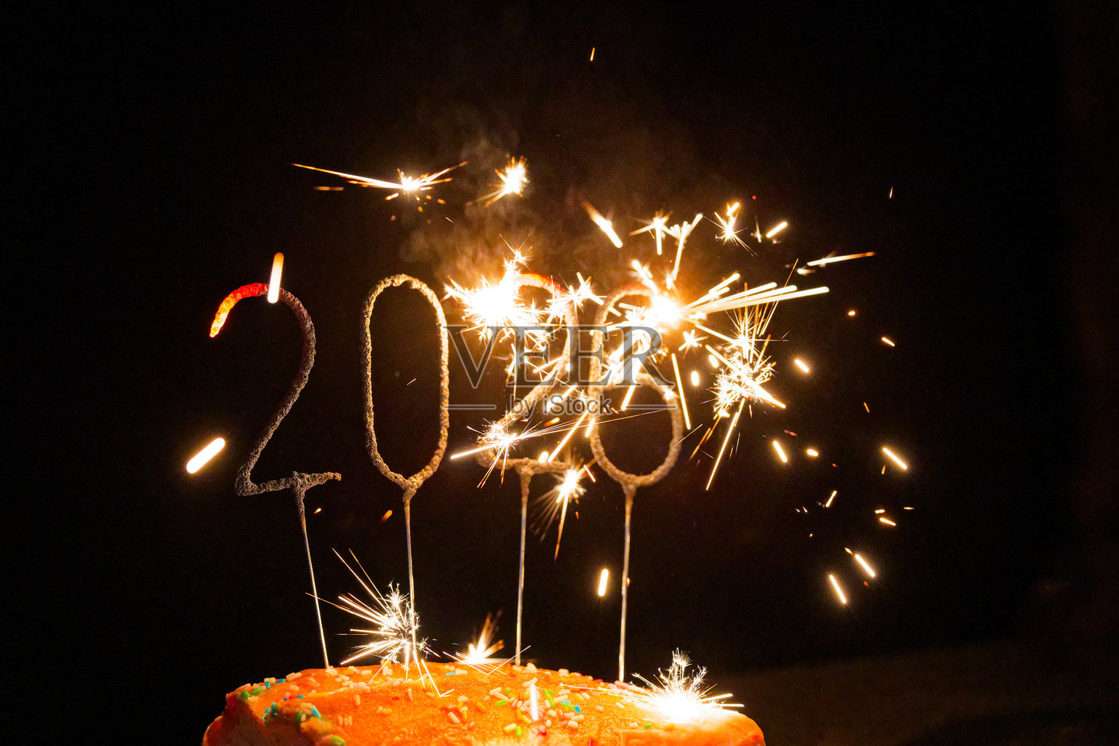 2026年新年快乐，闪烁的数字在黑暗的节日背景上发光照片摄影图片