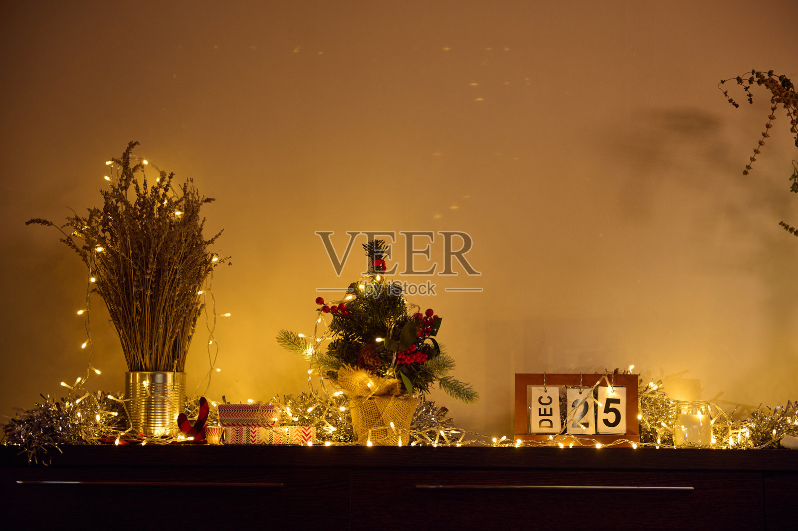 乡村风格的圣诞装饰，配有灯光、日历和节日细节照片摄影图片