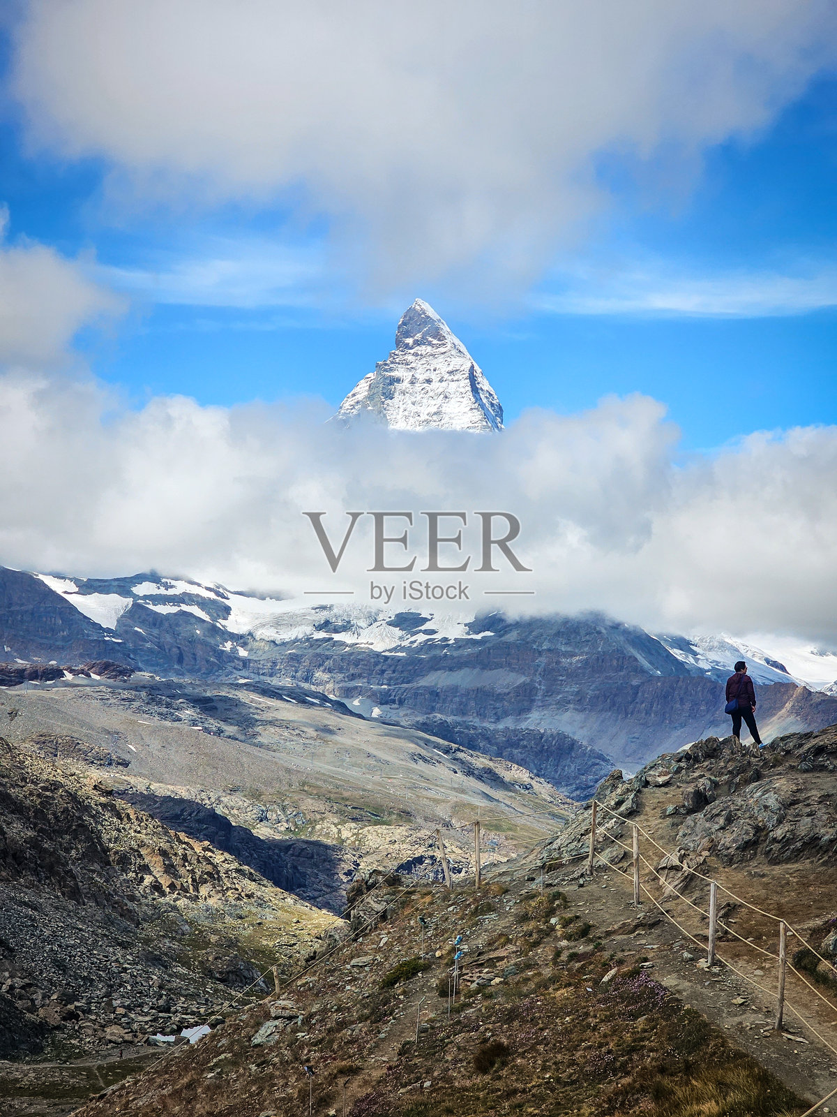 在瑞士采尔马特，远足者俯瞰部分被云雾覆盖的马特洪峰照片摄影图片