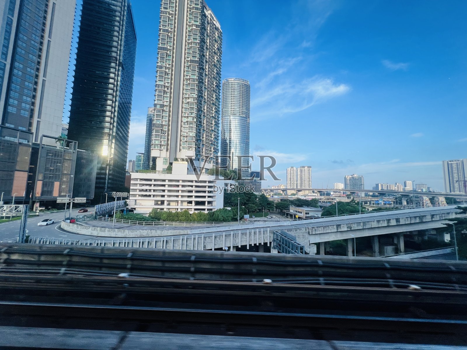 高耸的企业办公大楼天际线照片摄影图片