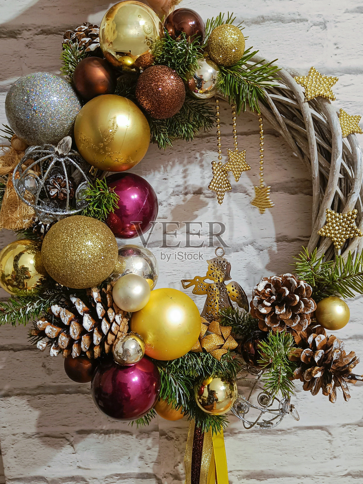 圣诞花环，装饰有金色、紫色和银色的球饰照片摄影图片