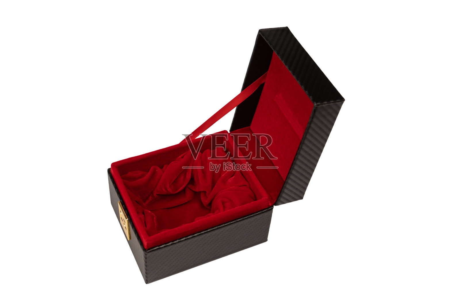 黑色空盒子上覆盖着红色天鹅绒，孤立在白色背景上。照片摄影图片