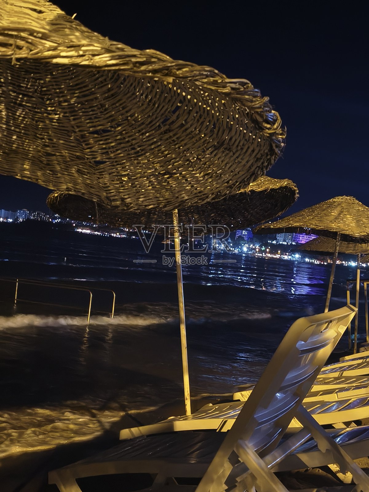 海滩的夜晚照片摄影图片