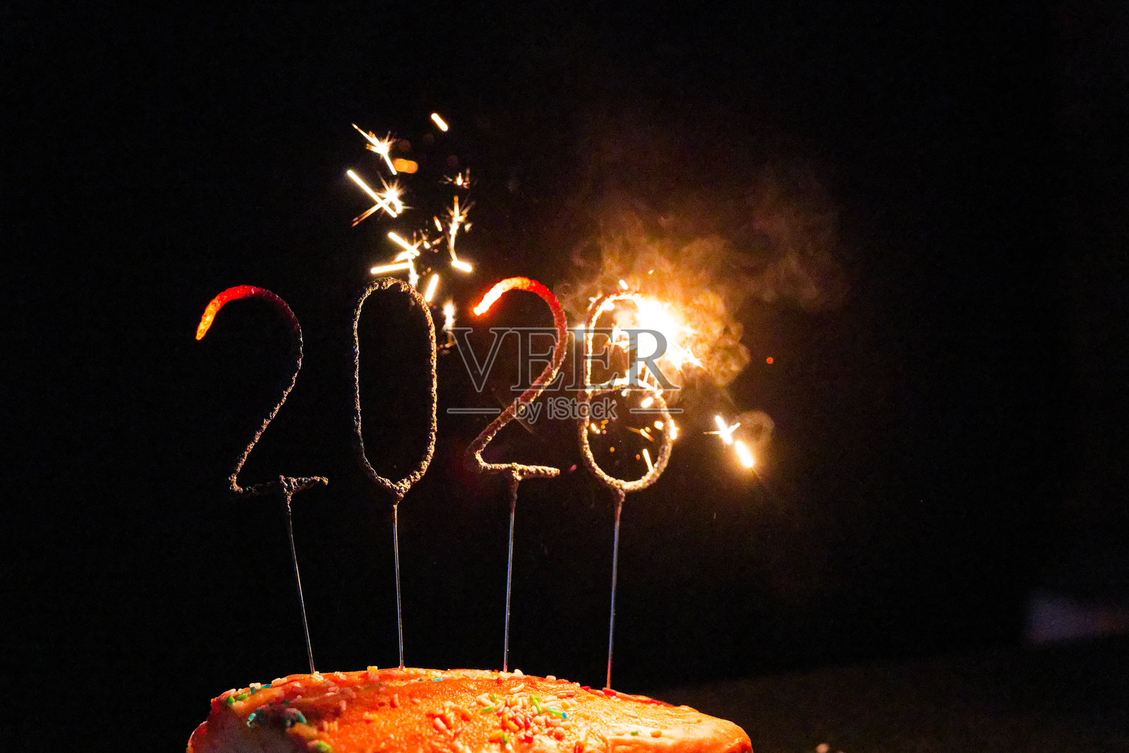 2026年新年快乐，闪烁的数字在黑暗的节日背景上发光照片摄影图片