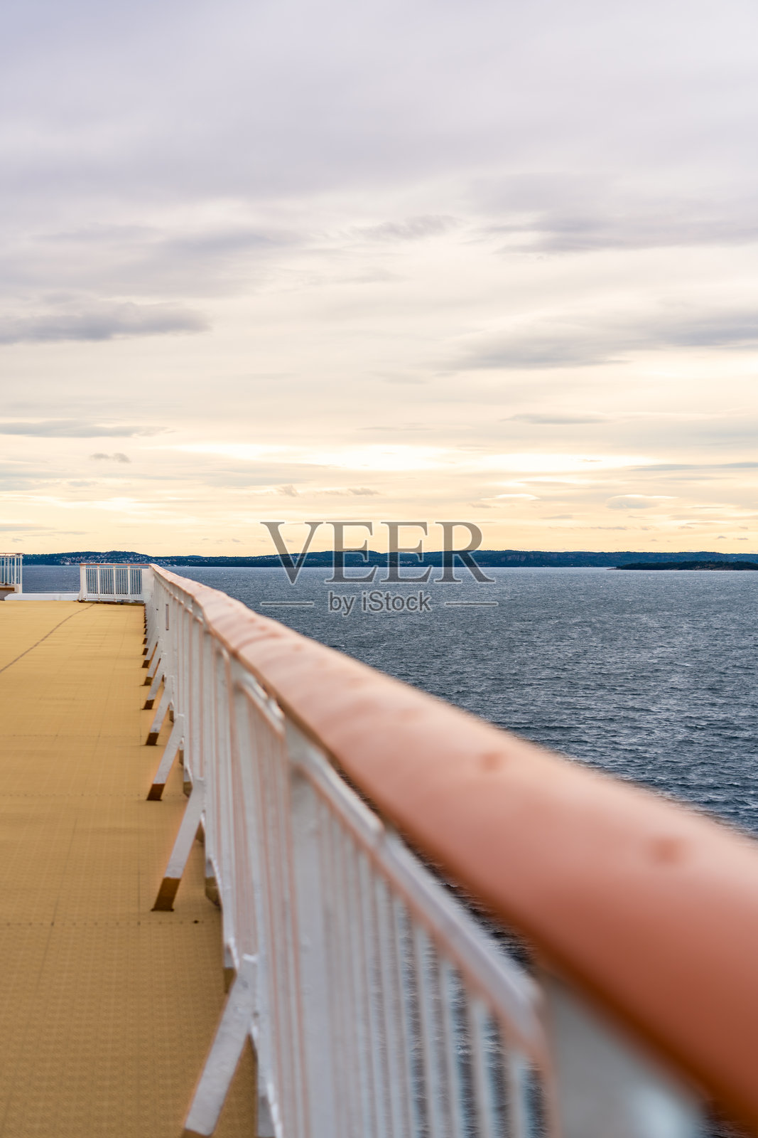 夏季傍晚，奥斯陆峡湾上美丽的日落，船只的栏杆清晰可见照片摄影图片