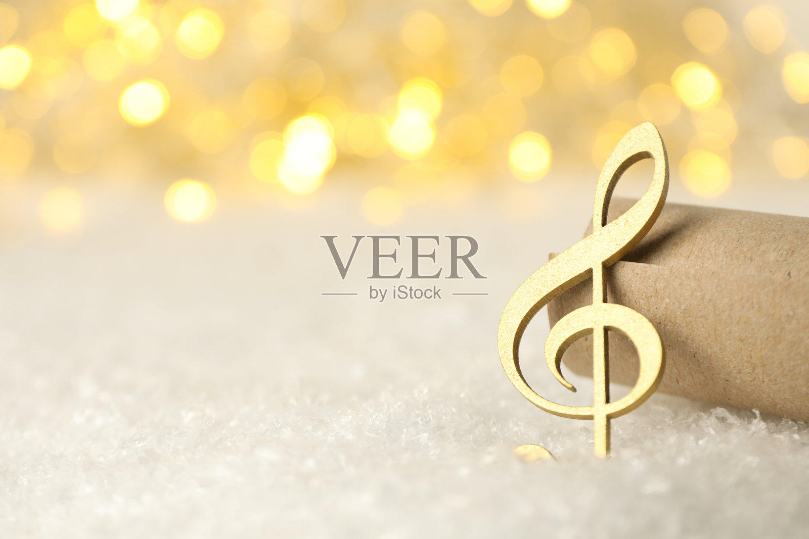 音乐的金色高音谱号与卷轴。照片摄影图片