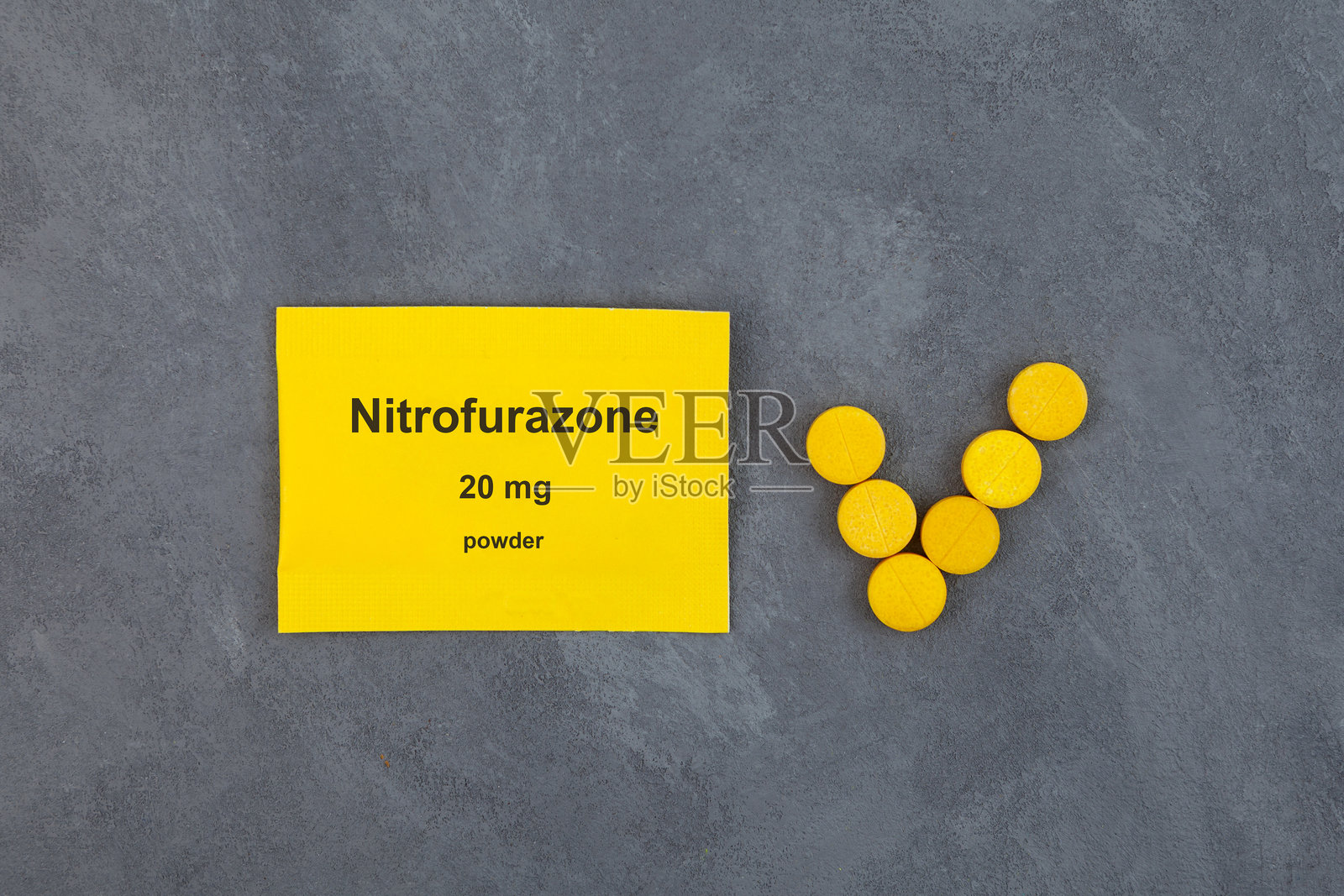 两种药物形式的呋喃西林或硝基呋喃。粉末和片剂溶解在水中制成淡黄色的呋喃西林溶液。消毒剂，抗菌剂。速溶片。照片摄影图片