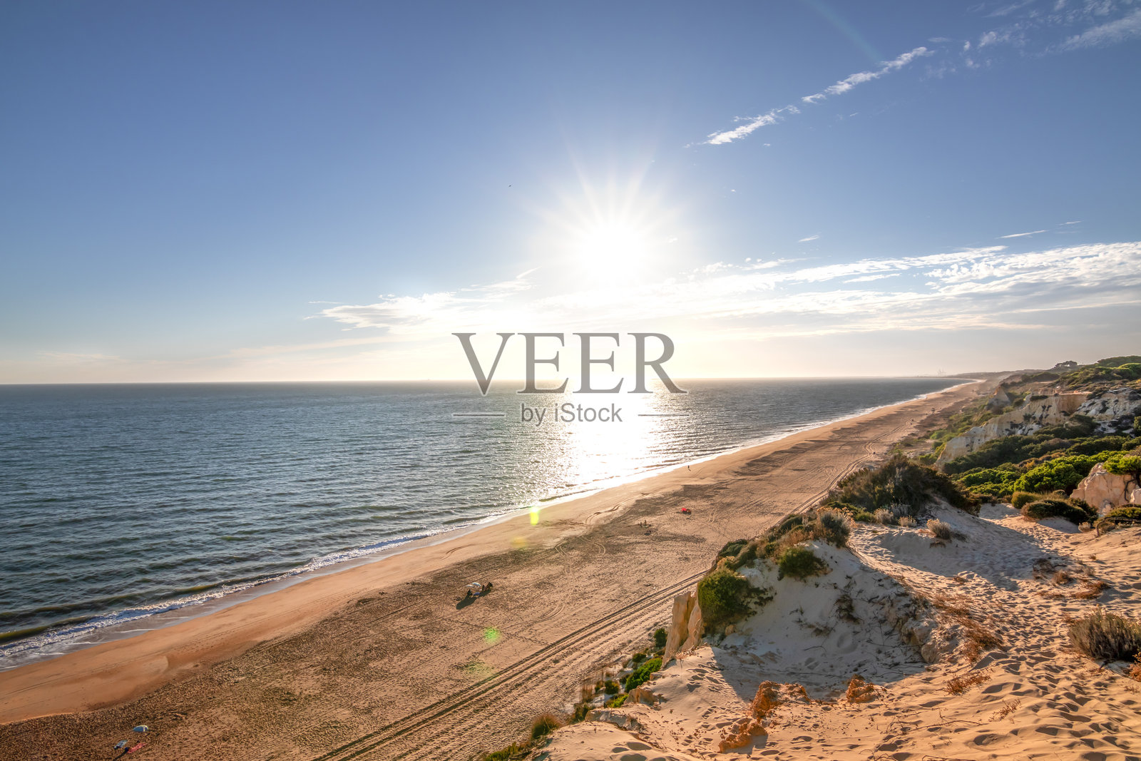 西班牙韦尔瓦省马萨贡的日落悬崖和海滩照片摄影图片