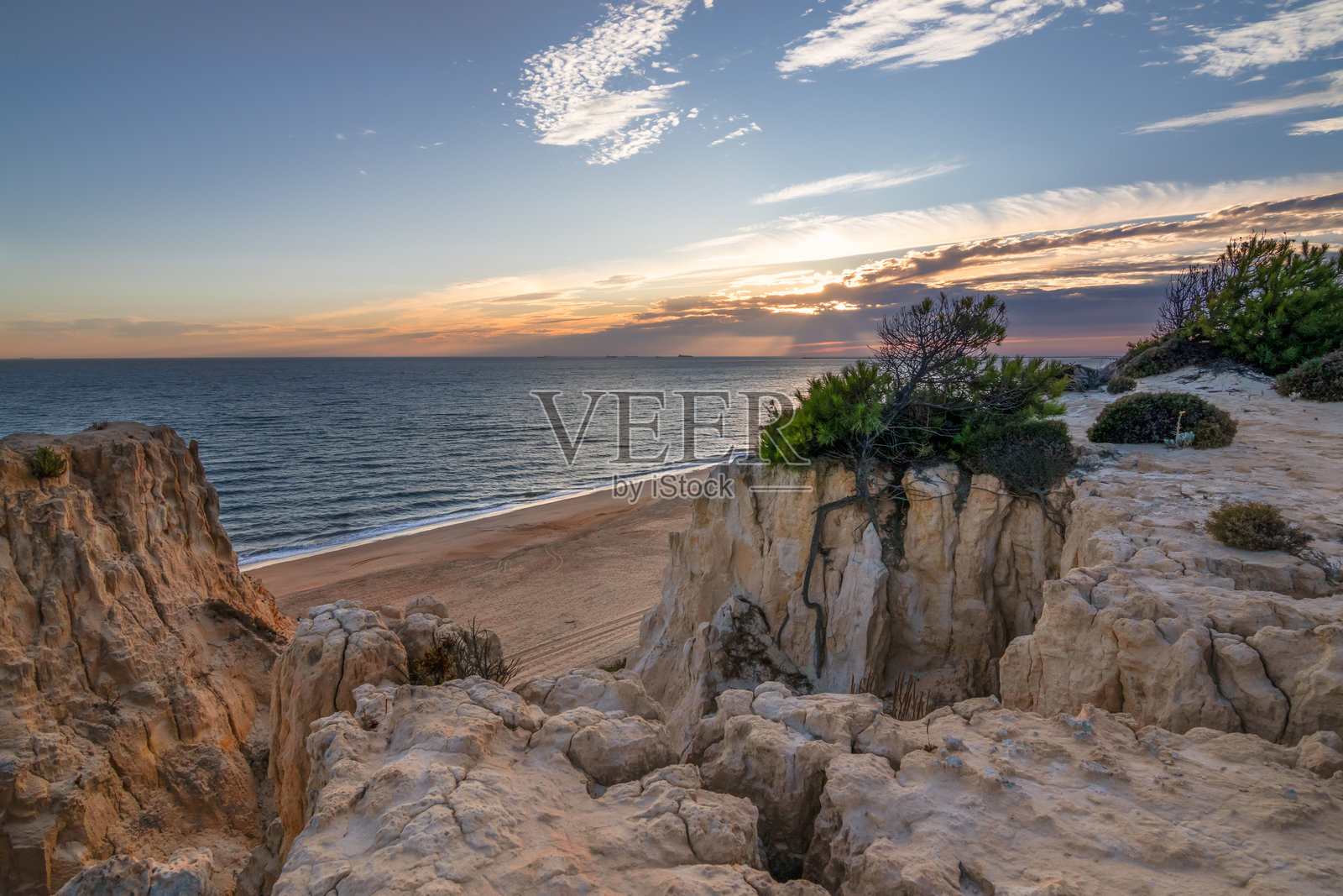 西班牙韦尔瓦省马萨贡的日落悬崖和海滩照片摄影图片
