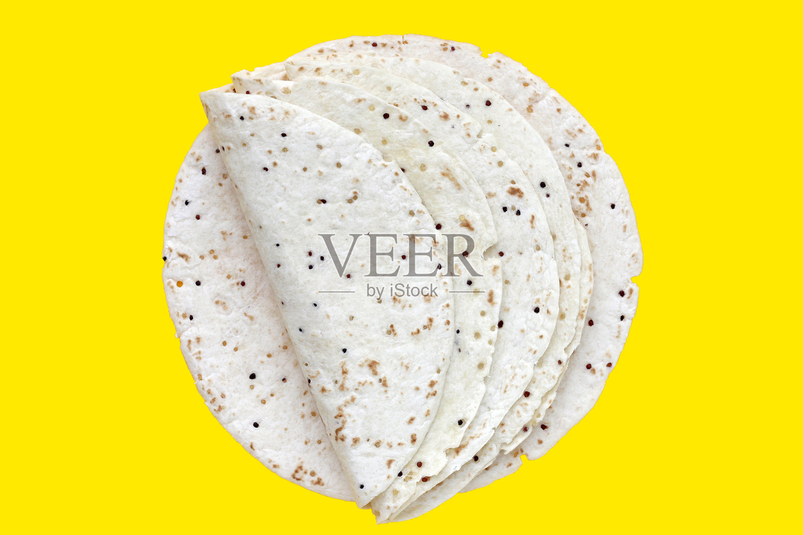 藜麦玉米饼在黄色背景上照片摄影图片