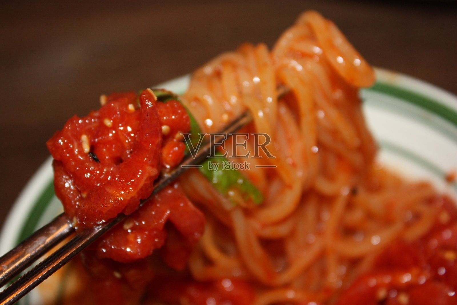 生鱼片和拌面照片摄影图片