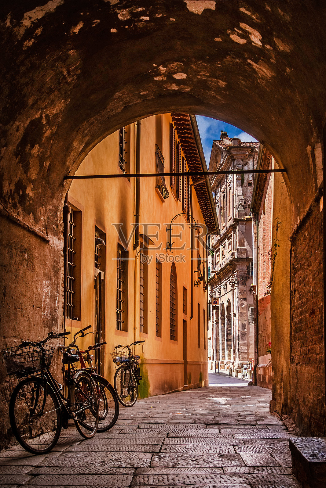 卢卡历史中心的小巷照片摄影图片