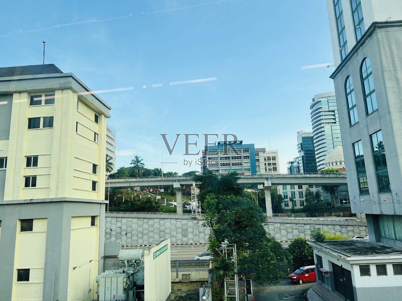 白色住宅建筑与蓝天照片摄影图片