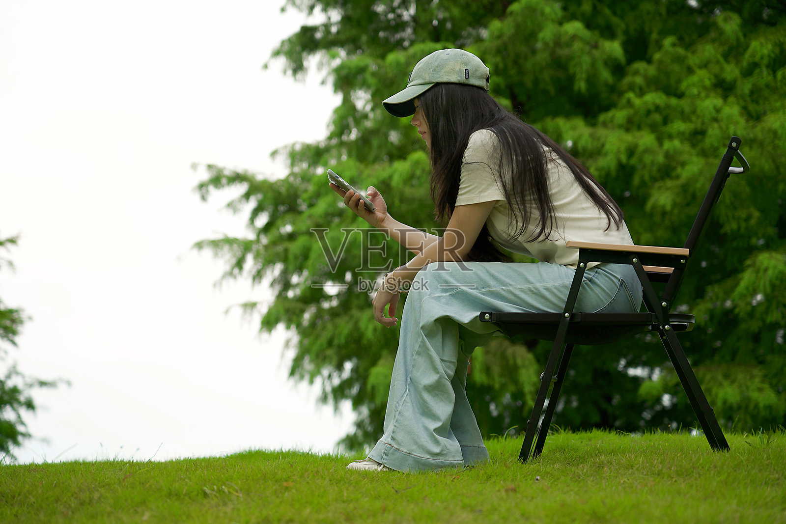 草地上的悠闲时光照片摄影图片