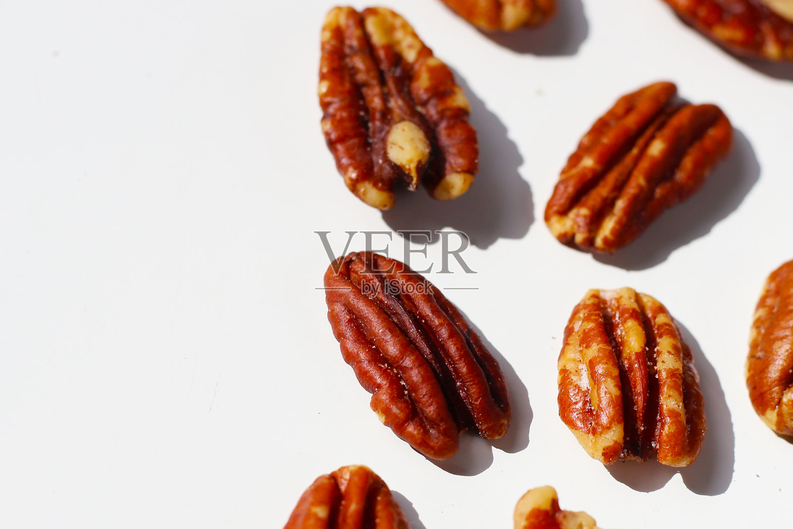 美味的盐焗胡桃散落一地。照片摄影图片