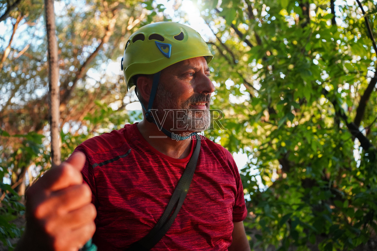冒险的老年男子在户外攀爬并享受大自然照片摄影图片