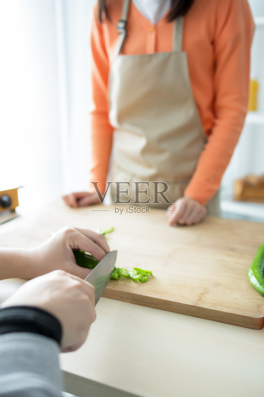 两个人在厨房里切菜照片摄影图片