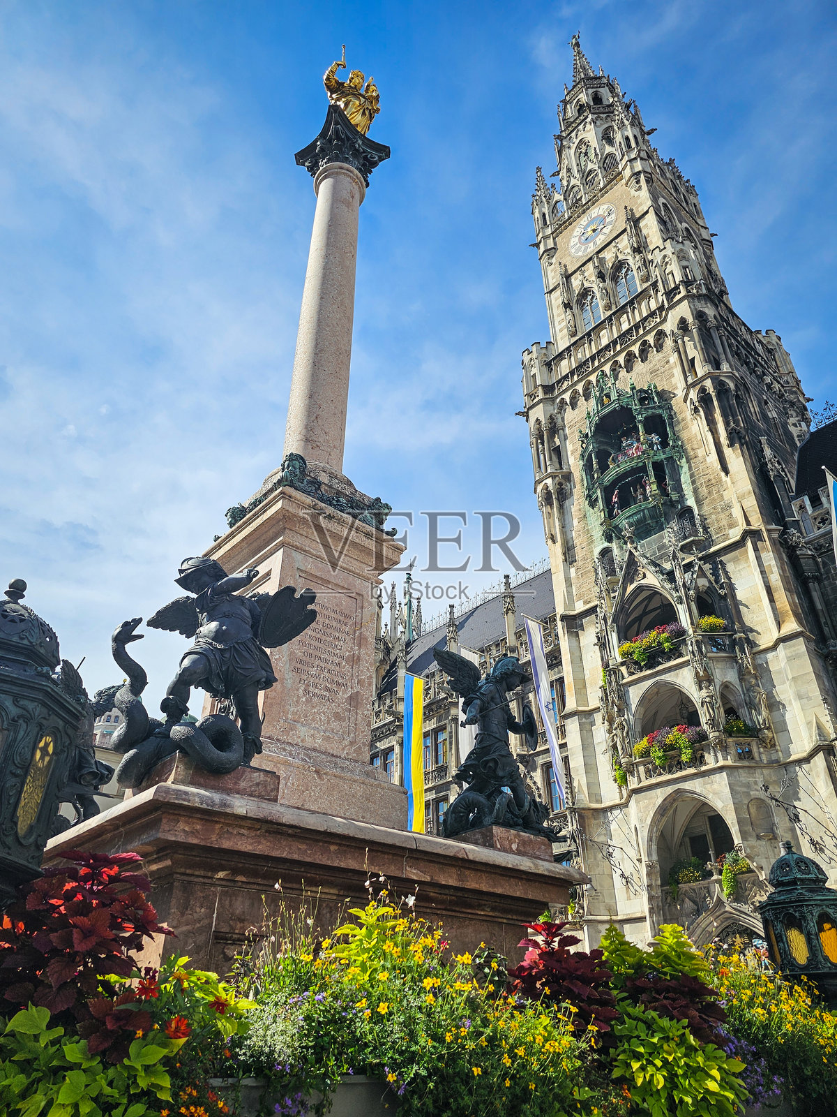 夏日的低角度视图：玛丽亚柱和新市政厅 - 慕尼黑，德国照片摄影图片