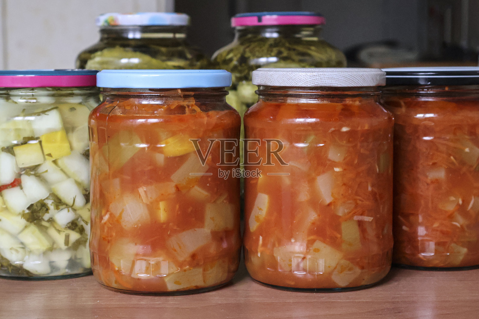 健康食品概念，腌制的西葫芦配各种盐水照片摄影图片