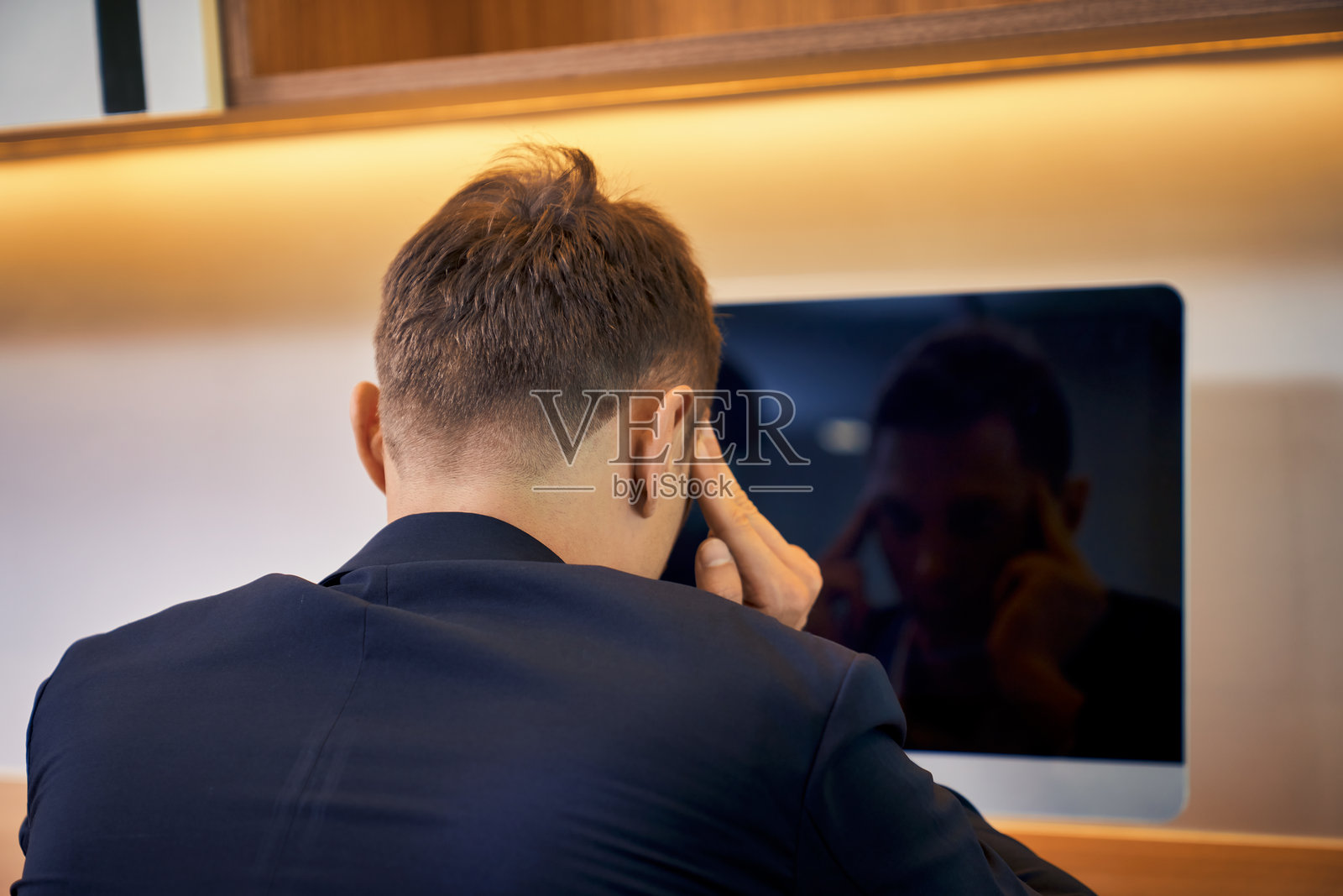 商人在办公室里因头痛而用手捂住头部照片摄影图片