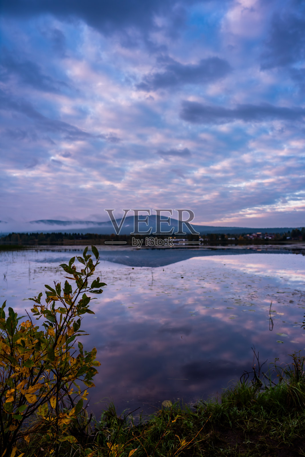 芬兰拉普兰的Äkäslompolo湖上的垂直秋季倒影照片摄影图片