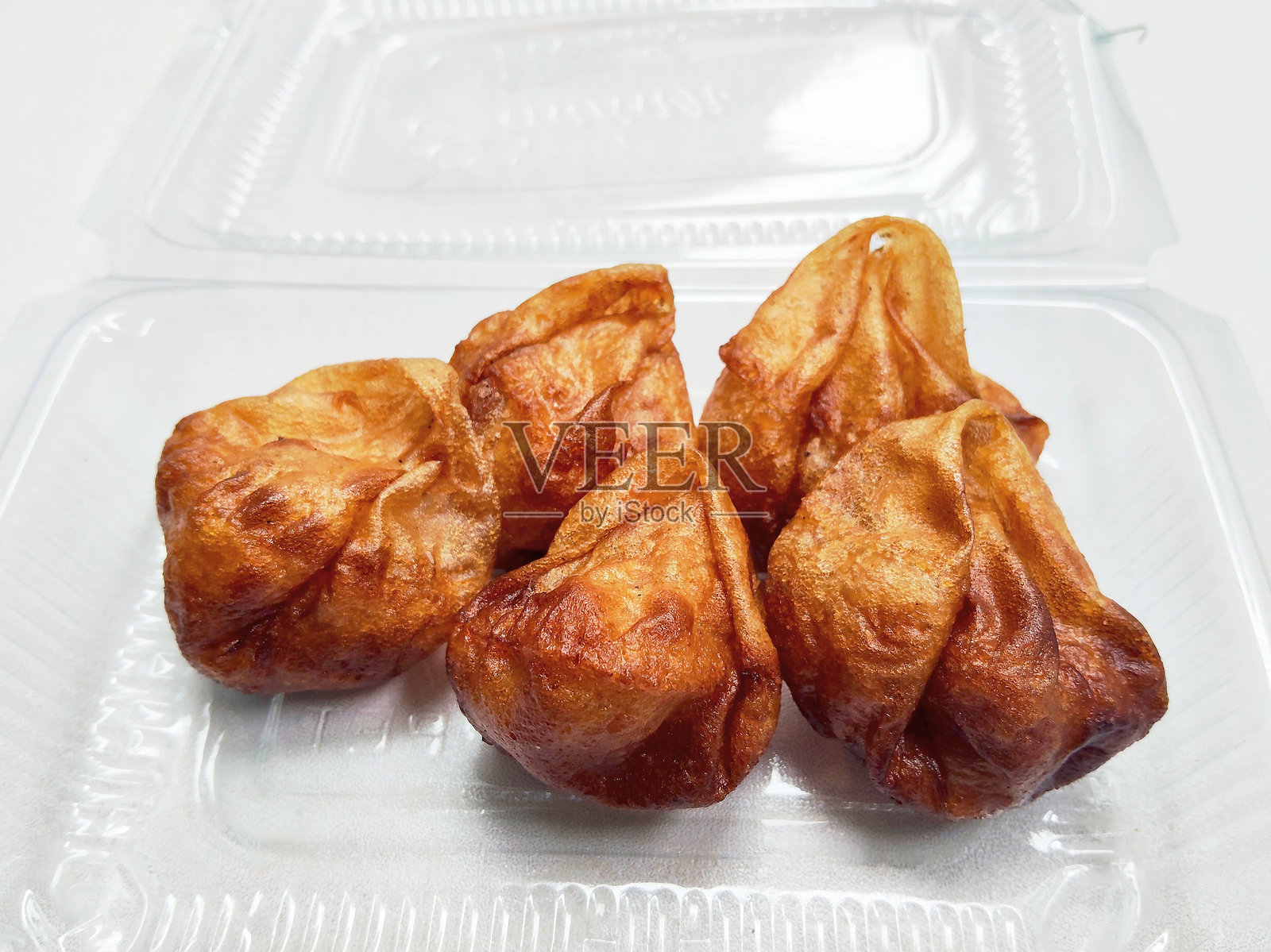 印尼加鲁特的独特嚼劲美食Burayot，塑料包装。照片摄影图片