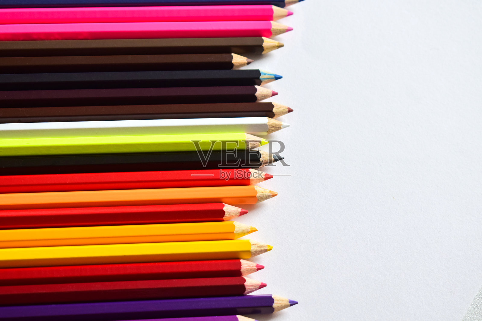 白色背景上的多色彩色铅笔照片摄影图片