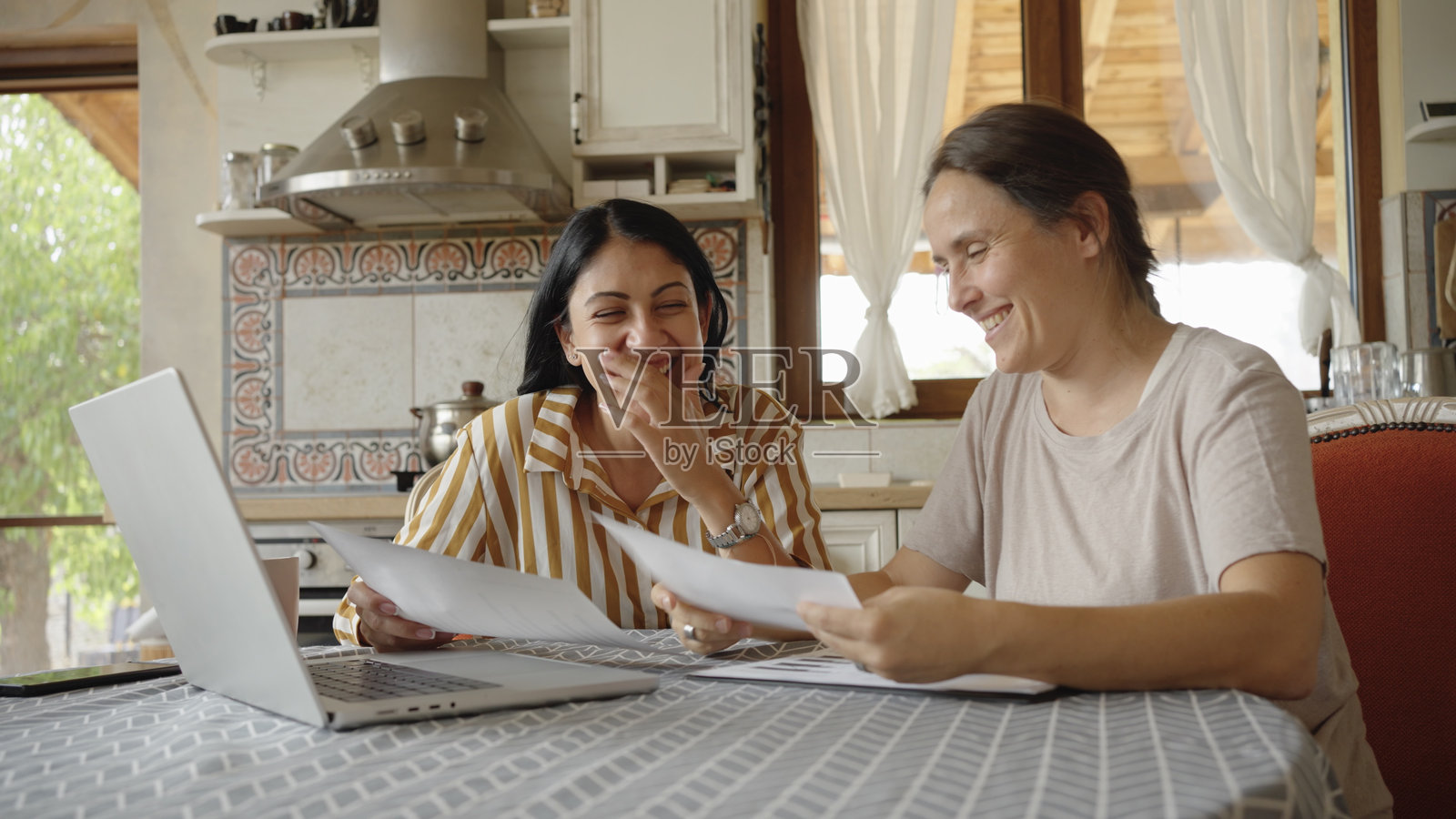 成功微笑的女性投资者在线使用财务规划服务照片摄影图片