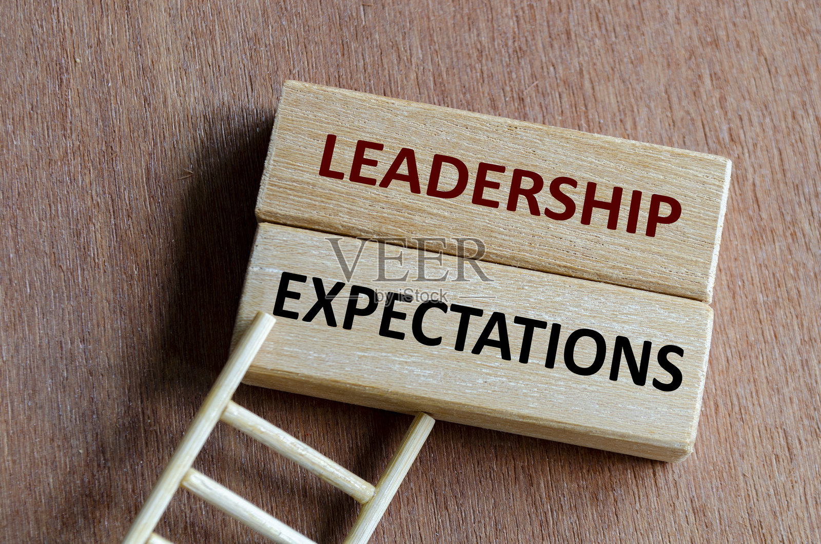 一个木块上清晰地堆叠着“领导期望”，反映出清晰度、责任、标准和绩效。照片摄影图片