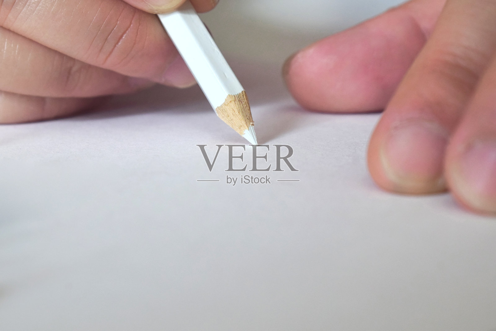 一位艺术家或手正在根据他们的想象力使用彩色铅笔进行绘画。使用彩色铅笔进行绘画、涂色。照片摄影图片