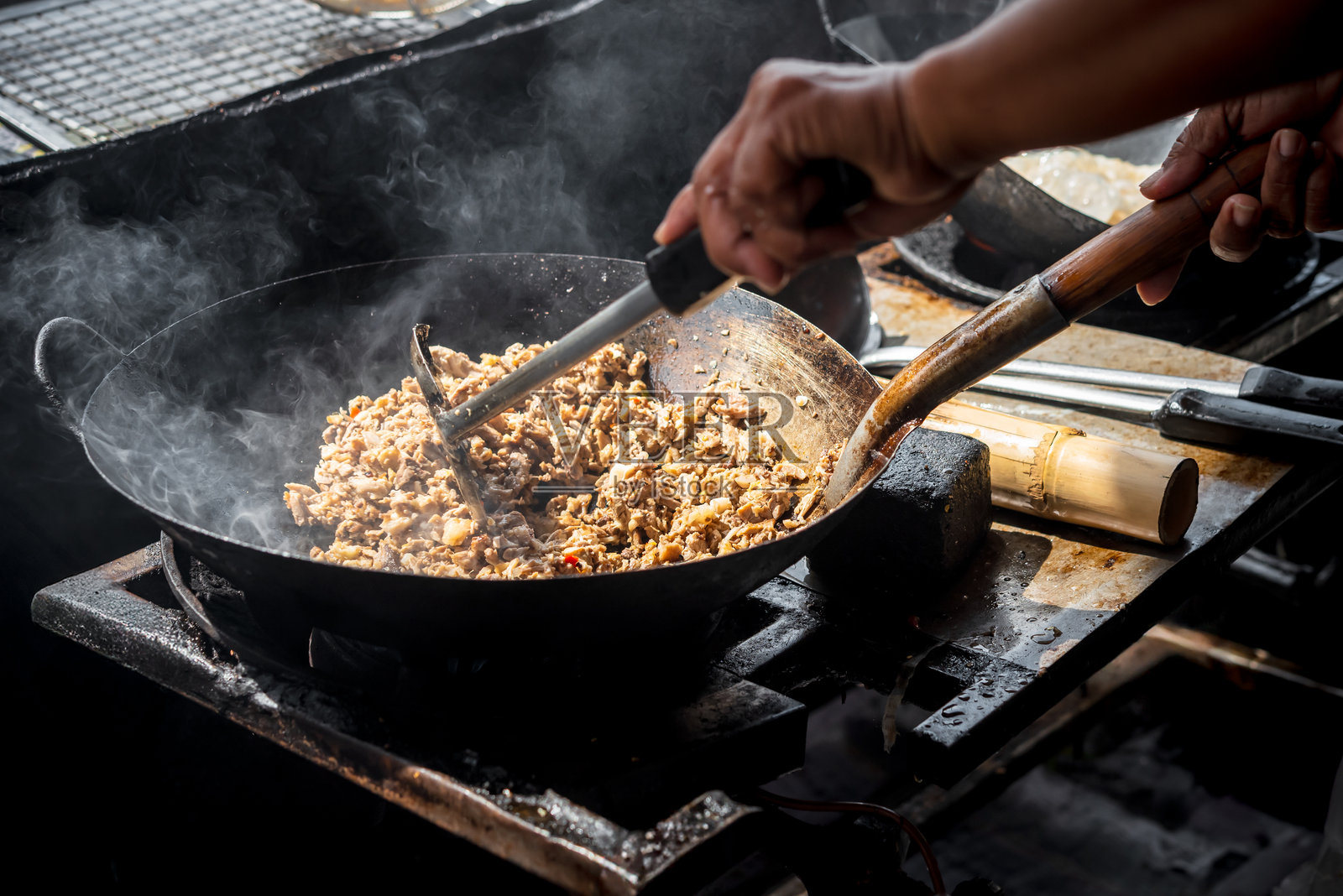 米饭上放有炒猪肉或牛肉和罗勒照片摄影图片