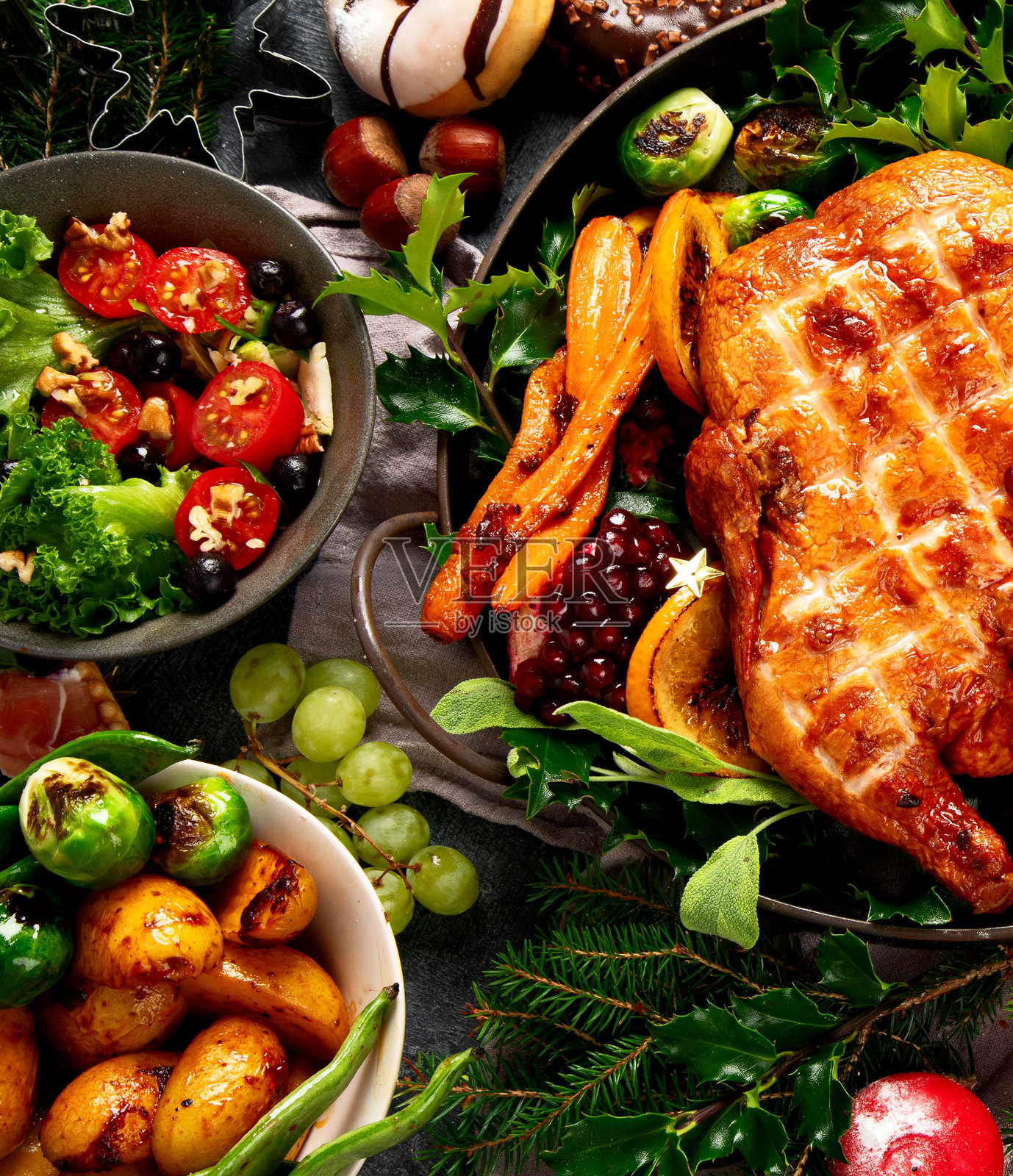 节日餐桌上摆放着烤鸡。圣诞家庭晚餐。照片摄影图片