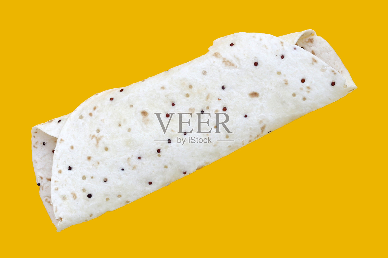 黄色背景上的藜麦玉米饼卷照片摄影图片