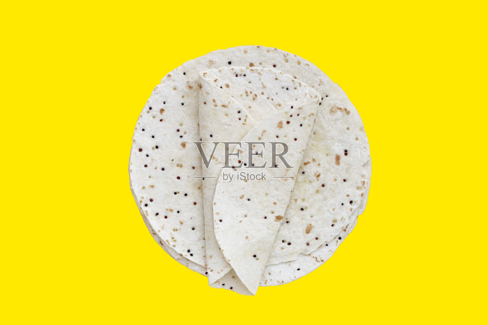 藜麦玉米饼在黄色背景上照片摄影图片