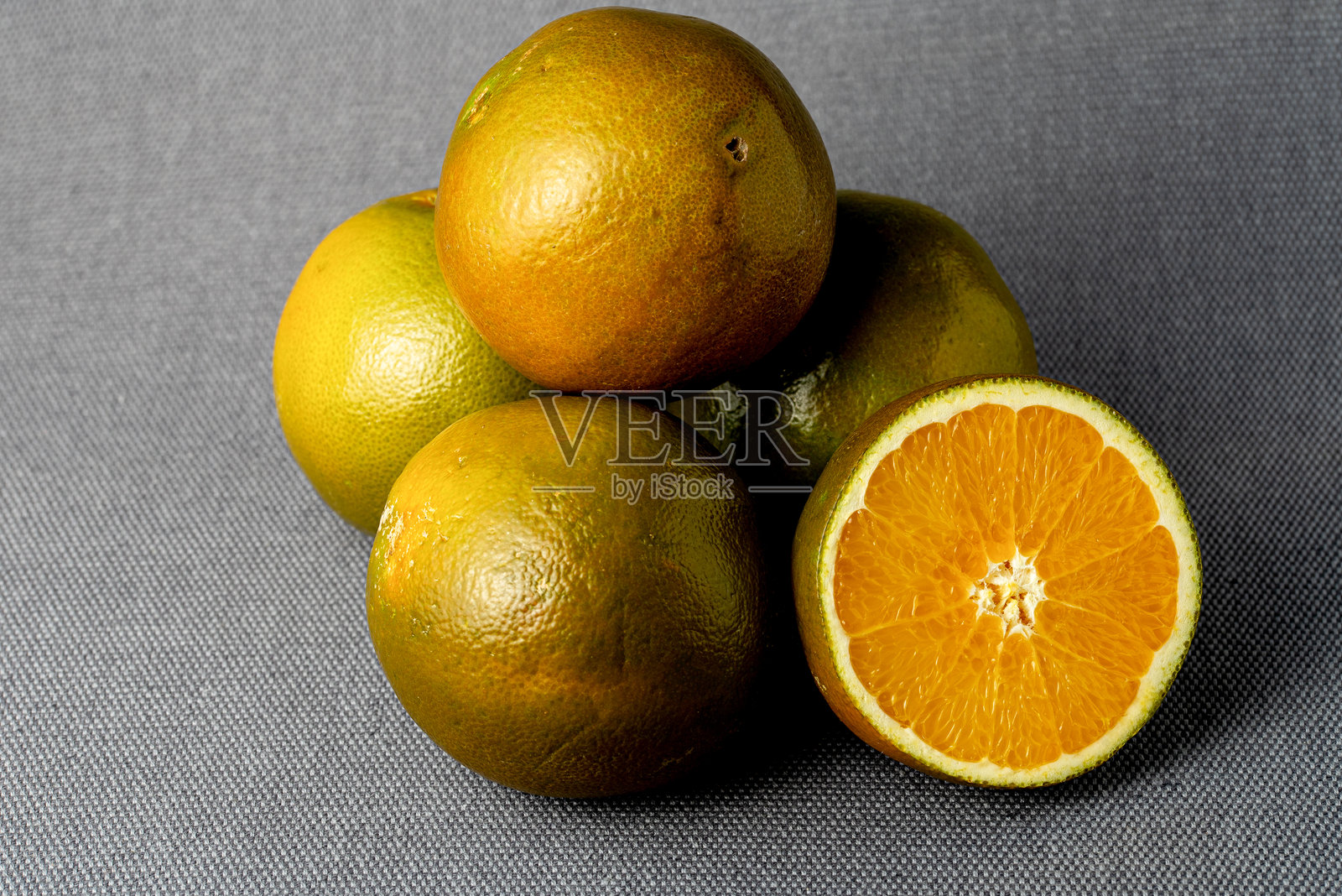 成熟的巧克力橙子果实一半在黑色背景上，没有阴影。照片摄影图片