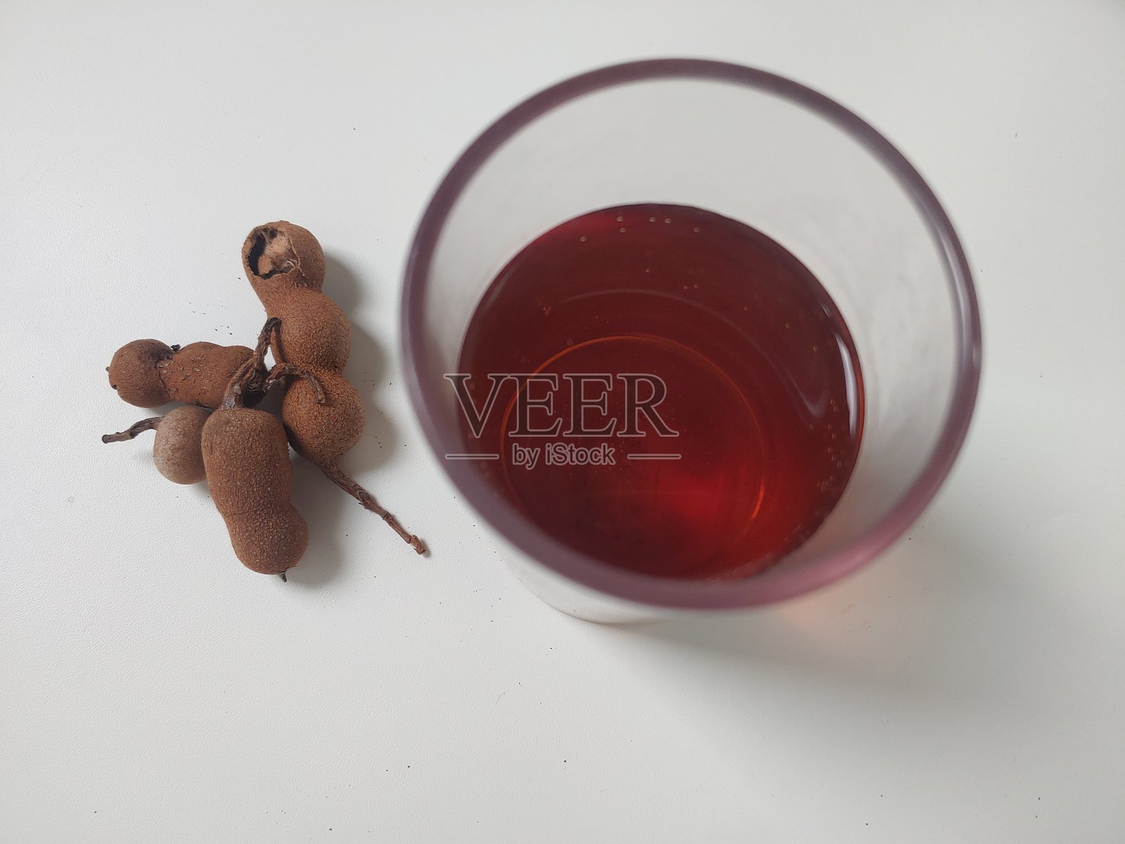 罗望子果和罗望子汁，背景为白色照片摄影图片