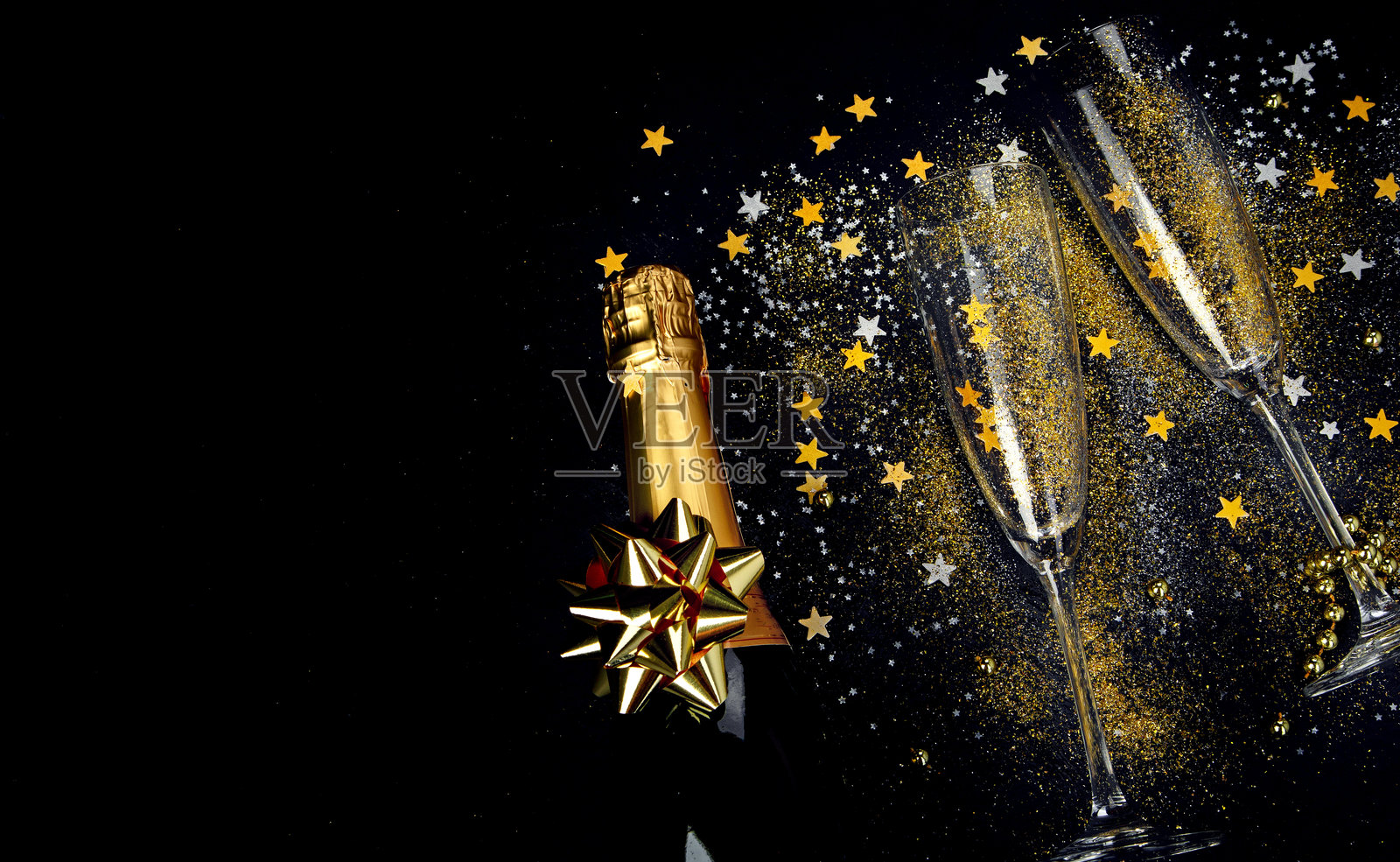 黑色背景上的眼镜和瓶子。照片摄影图片