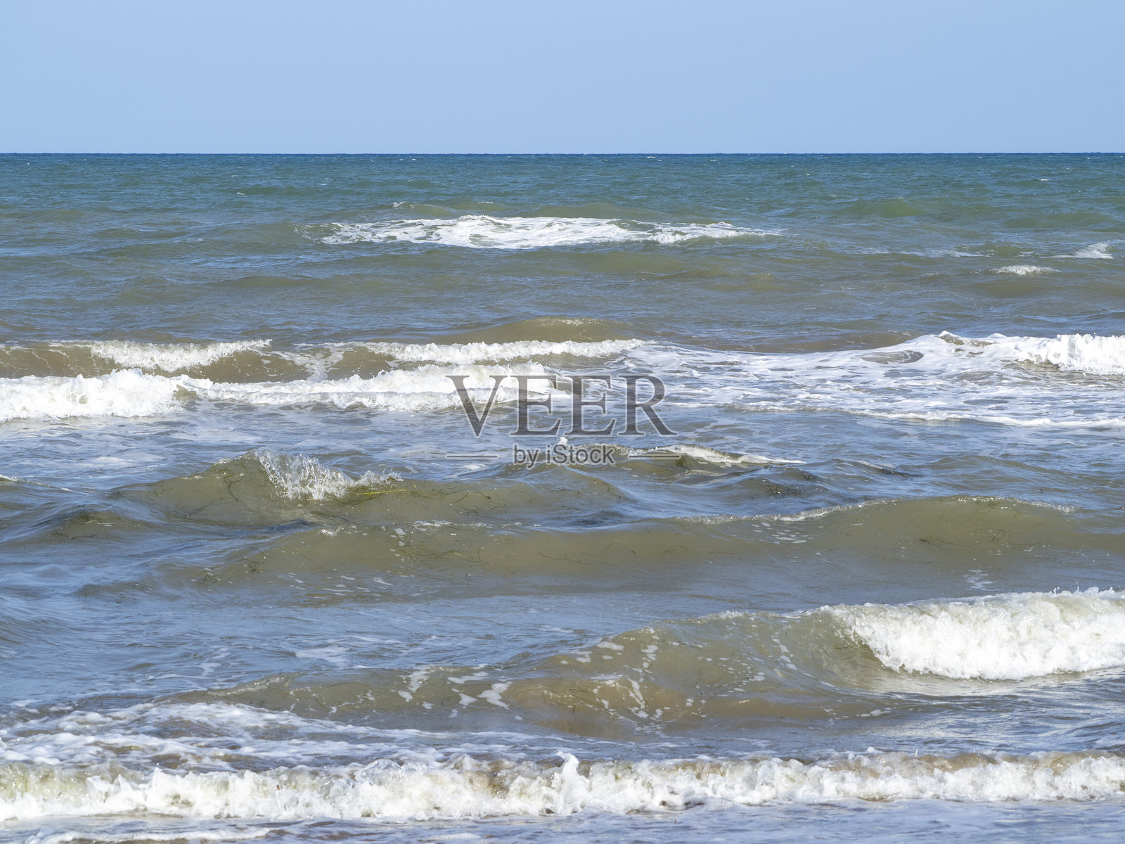 海滩上的海浪照片摄影图片