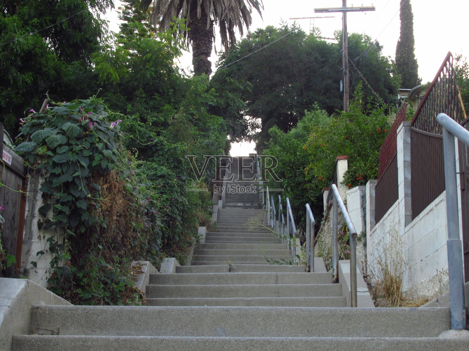 住宅区陡峭的人行楼梯照片摄影图片