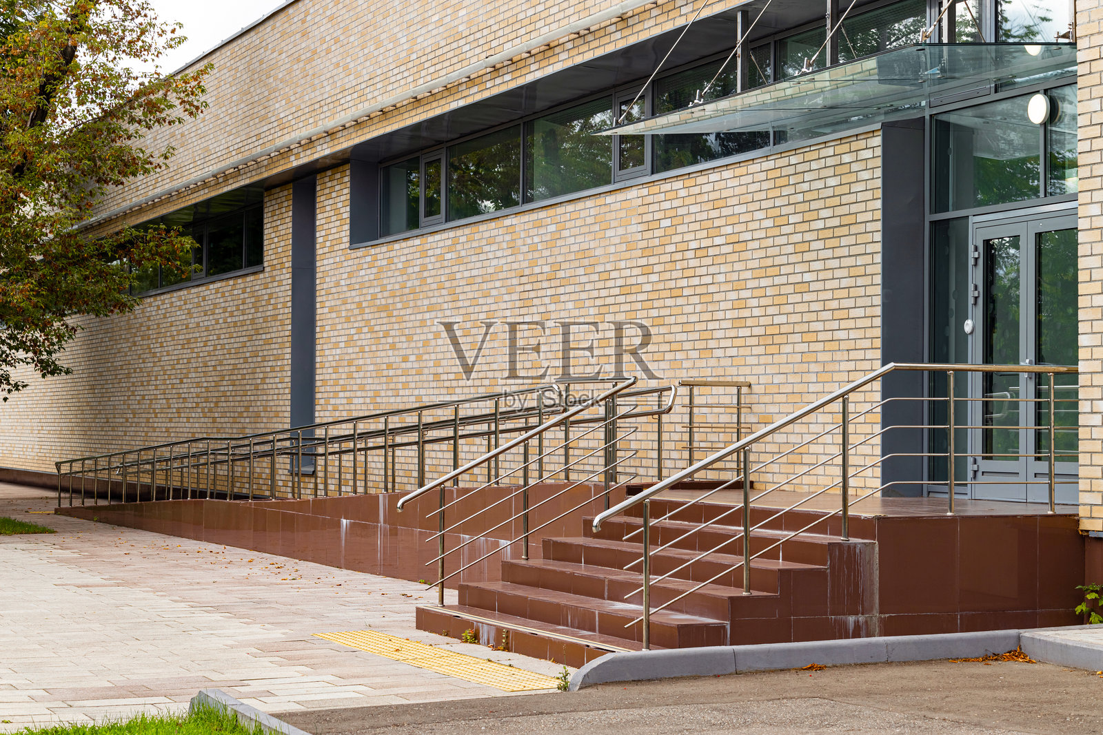 一条长坡道通向建筑物的入口照片摄影图片